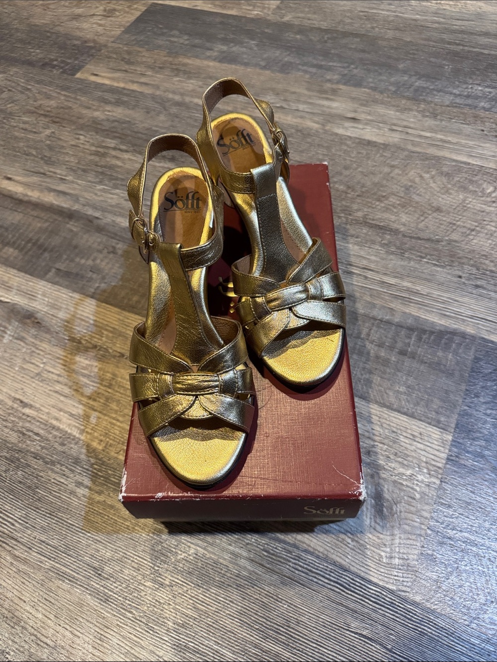 Sofft Sábana Gold Rush Metallic T-Strap Comfort Heel Sandals